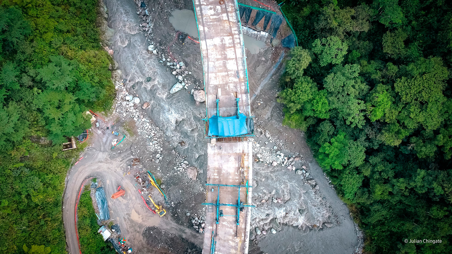 Fotografía de trabajador del Invías en las obras del kilómetro 58.